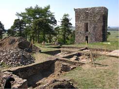 Pohled přes ndvoř na severn (Karlovarskou) vě v době archeologickho vzkumu v roce 2007  Blick ber die Burghofflche an Nordturm (Karlsbaderturm) im Laufe der Ausgrabungen im Jahre 2007. Foto T. Durdk. 