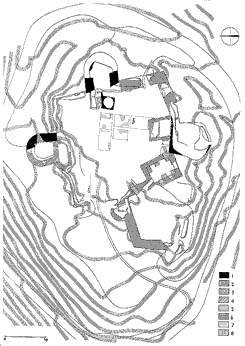 Půdorys hradu.1  star pozdně gotick zdivo, 2  mlad pozdně gotick zdivo, 3  zdivo z 16. stolet, 4  zdivo z 30. let 20. stolet, 5  zdivo třet pozdně gotick stavebn fze, 6  zdivo středověk na sucho vystavěn budovy, 7  Zbytky maltov podlahy te budovy, 8  zdivo na sucho patrně z 20. stolet. Obrys archeologickch sond tečkovn - Grundriss der Burg. 1 - lteres sptgotisches Mauerwerk, 2  jngeres sptgotisches Mauerwerk , 3  Mauerwerk aus dem 16. Jahrhundert,  4  Mauerwerk aus den 30. Jahren des 20. Jahrhunderts, 5 - Mauerwerk der dritten sptgotischen Bauphase, 6  mittelalterliches Trockenmauerwerk einer Gebude, 7  Mrtelfubodenberreste derselben Gebude, 8  Trockenmauerwerk wahrscheinlich aus dem 20. Jahrhundert. Umriss der archologischen Ausgrabungen punktiert. Zeichnung. J. Durdkov.