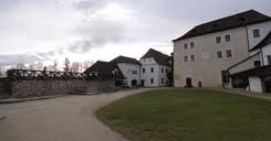 Pohled k jihu na star gotick palc. Na jin ploině stl původně bergfrit. Blick nach Sden auf den alten gotischen Palas. Auf der Terrasse stand ursprnglich der Bergfried.