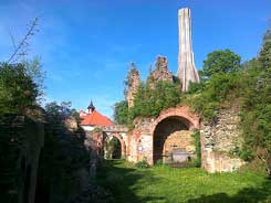 Kuchyně se studnou vedle vstupn brny do jdra hradu. Pohled směrem na předhrad. Die Kche mit dem Brunnen neben dem Eingangstor in der Kernburg. Blick nach die Vorburg.