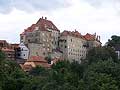 Severn fasda Hornho hradu. Pohled ze severovchodu. Die Nordfassade der Oberen Burg. Blick vom Nordosten.