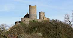 Die Burg von Westen mit vorne vorgelagertem Geschtzturm um 1500, dahinter der Westliche Bergfried, links davon die Giebelwand des Falkensteiner Palas, rechts im Hintergrund der stliche Bergfried, Foto: T.H. Rausch, 2013