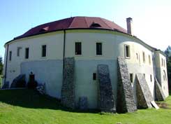 Roztoky u Prahy v pohledu od jihozpadu. Foto J. Hloek.   - Roztoky u Prahy in Anblick von Sdwest. Photo J. Hloek.