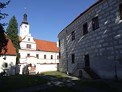 Komorn hrdek. Vpravo původn hradn jdro, vzadu arel předhrad. Foto J. Hloek. Komorn hrdek. Auf der Rechtsseite damaliger Burgkern, hinten das Areal der Vorburg. Photo J. Hloek.