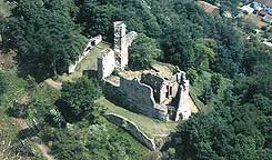 Burgruine Hohenecken, Ansicht von Nordwesten, 1999 (Aufnahme: Manfred Czerwinski, Institut fr pflzische Geschichte und Volkskunde)