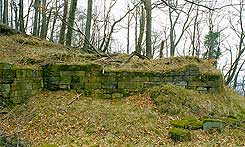 Burgruine Hohenfels (Donnersberg), Mauer in der Unterburg, 2002 (Aufnahme Ulrich Burkhart, Pf�lzisches Burgenlexikon Bd. II (2002), S. 393