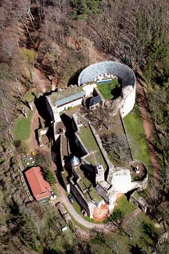 Burgruine Nanstein, Luftaufnahme von Westen, 2004 (Aufnahme: Manfred Czerwinski, Institut fr pflzische Geschichte und Volkskunde)