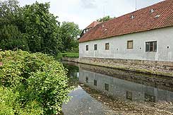 Der Wassergraben des Ritterguts Lenthe. Foto Eismann 2016