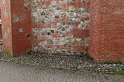 �ltere Bruchsteine im Kirchturm (Foto Eismann 2016)
