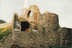 Gossam: Detailansicht der Burg mit roman. Apsis der Kapelle. Foto: Gerhard Reichhalter (1999)