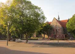 Blick ber den Schlossplatz auf die Schlosskirche. Foto Frank Both, September 2016.