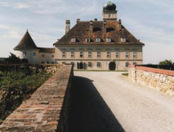 Schnbhel: Zugangsseite des Schlosses. Foto: Gerhard Reichhalter (1999)