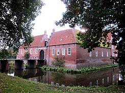 Die Osterburg in Hinte von Nordosten. Foto Frank Both, Okt. 2016.