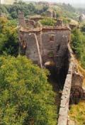 Weitenegg: Ansicht des westlichen Burghofs mit Kchenschlot vom westlichen Bergfried. Foto: Gerhard Reichhalter (1999)