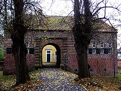 Die Manninga-Burg in Pewsum, Eingangssituation. Foto Doris Jausch, Nov. 2016.