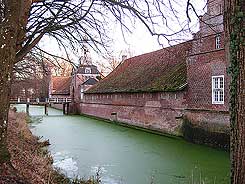 Die Vorburg von Schlo Ltetsburg von Westen mit Graben und Brckenzugang. Foto Frank Both, Nov. 2016.