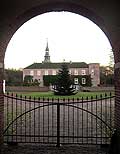 Blick auf das Hauptgebude vom Torhaus der Vorburg aus. Foto Doris Jausch, Nov. 2016.