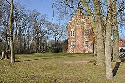 Blick nach Nordwesten auf das fr�hneuzeitliche Schloss; die mittelalterliche Burg ist nicht erhalten, ihr Standort wird auf dem Areal des Schlosses angenommen (M. Jansen 2017)