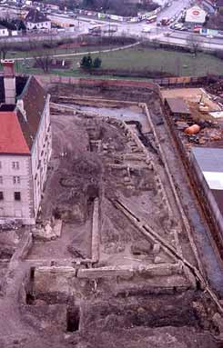 Kaiserebersdorf: Luftbildaufnahme der Auenanlagen der Burg whrend der Ausgrabungen. Foto: Stadtarchologie Wien (1994)