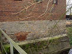 Vermauerte Spolien an der Stirnseite der Lauenthaler Mhle (Fuhsewehr). Foto T. Budde 2009.