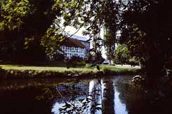 Blick von Nordosten ber den Burggrabenrest (Schwemme) auf das heutige Herrenhaus. Foto T. Budde 2001