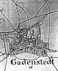 Kartenblattausschnitt der Gauschen Landesaufnahme der ehemals hildesheimischen Gebiete 1827-61 . Am Nordostrand des Dorfes das Rittergut mit dem damals noch zu drei Vierteln erhaltenen Ringgraben der Burg der Herren von Gadenstedt.  Gausche LandesaufnahmeL, ehem. hrsg. vom Nieders. Staatsarchiv, heute von der LGLN Hannover