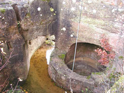 Brunnenschacht in der Oberburg, Foto: D. Barz (2003)