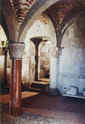 Gewölbter Raum aus dem 12. Jh.  im Südpalast der Burg von Esztergom. 1992. Foto: István Feld