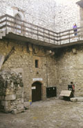 Die Burg Gesztes. Detail des Innenhofes. Foto: István Feld (1994)