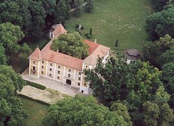 Das Schloss von Hdervr. Luftaufnahme vom SO. 2004. (www.civertan.hu)