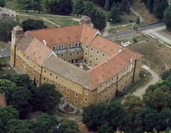 Die Burg von Mosonmagyarvr. Luftaufnahme vom NO. 2004.(www.civertan.hu)
