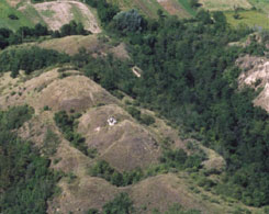 Die Burg von Neszmély. Luftaufnahme vom SW. 2005. (www.civertan.hu)