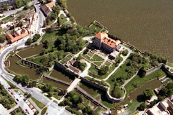 Die Burg von Tata. Luftaufnahme vom NW, Foto: Zsuzsa Miklós (2002)