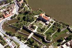 Die Burg von Tata. Luftaufnahme vom NW, Foto: Zsuzsa Mikls (2002)