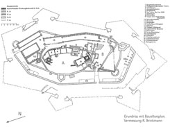 Hachburg, Grundriss (A=lteste Burganlage des 12. und vor allem 13. Jh., weitere Ausbauten im Osten und Sden, wobei der ehemalige Halsgraben zu einem Vorhof, dem sog. Giesshbelhof (B),  aufplaniert wurde. Aus: Wagner, Oberrhein (2003)