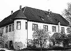 Fassade des Schlosses Wachbach, mit schadhaftem Eckturm (Riss). Foto vom Stadtarchiv Bad Mergentheim zur Verfügung gestellt, vermutlich 70er Jahre.
