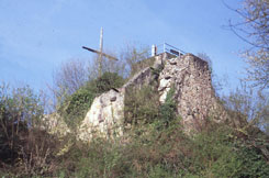 Kernburg, Schildmauer und Bergfried, Foto: H. Wagner (2002)