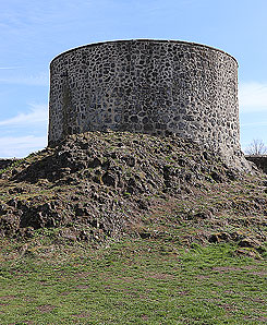 Der wiederaufgemauerte Bergfried (Foto Eismann 2019