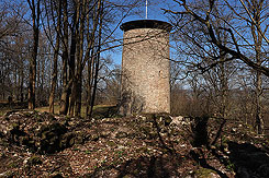 Bergfriedfundament und rekonstruierter Bergfried (Foto Eismann 2019)