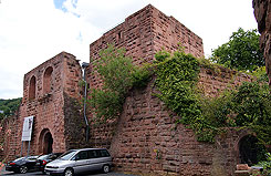 Eingangsbereich mit Tor und Pfalzkapelle von au�en gesehen, Foto Dr. Christian Ottersbach 2008 
