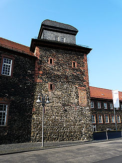 Sogenannter 'Wasserturm', einziger mittelalterlicher Rest der Burg, Foto Dr. Christian Ottersbach, 2012
