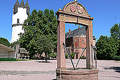 Bergfried und Brunnengestell, Foto Dr. Dieter Wolf, 2013