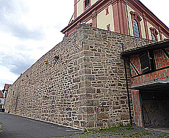 Blick auf die St�tzmauer von Norden; Foto: Thorsten Sonnemann (2019)