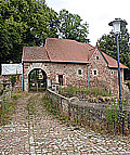 Torhaus und Zugang zur Gesamtanlage; Foto: Thorsten Sonnemann (2019)