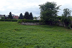 Oberufhausen, Bereich zwischen Kirche und Friedhof; Foto: Thorsten Sonnemann (2019)