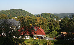 Marburg, Kassenburg, Lagebild. Der Berg Kirchspitze (links) gilt als Standort der Burg, rechts davon die Augustenruhe, ehemals Standort der Ltzelburg ( Foto Michael Losse). 