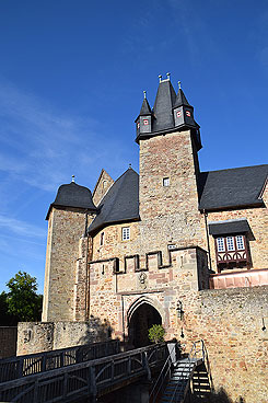 Zugang zur Hauptburg mit Torzwinger und Torturm. Foto: J. Friedhoff 2018.