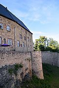Rckwrtige Fassade der Hauptburg mit sptmittelatlerlichen Fenstergewnden. Foto: J. Friedhoff 2018.