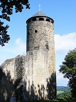 Bergfried und Schildmauer. J. Friedhoff