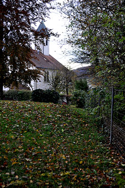 Blick nach Sden, vorne Reste des Walls, hinten Bergkirche auf der Spornspitze, Foto: M. Jansen (2019).